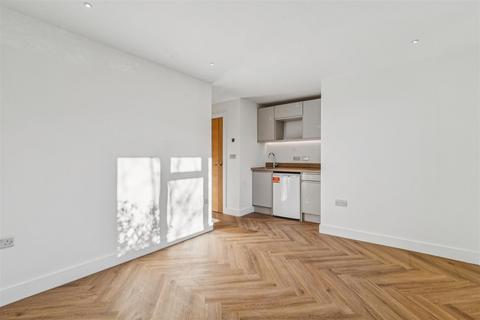Studio to rent, Ellesmere Road, Chiswick