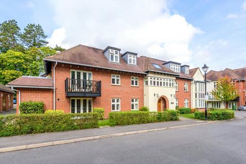 2 bedroom flat to rent, Highcroft Road, Hampshire SO22