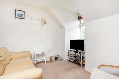 2 bedroom flat to rent, Highcroft Road, Hampshire SO22