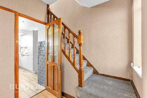 4 bedroom semi-detached house to rent, Werneth Crescent, Oldham, Greater Manchester