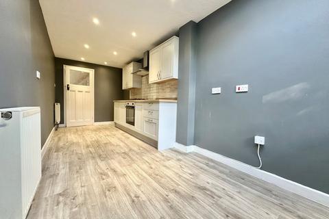 3 bedroom semi-detached house to rent, Whitworth Road, Hampshire SO18