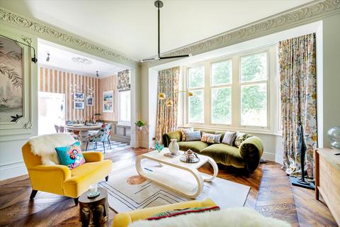 3 bedroom flat to rent, Frognal Gardens, Hampstead, NW3.
