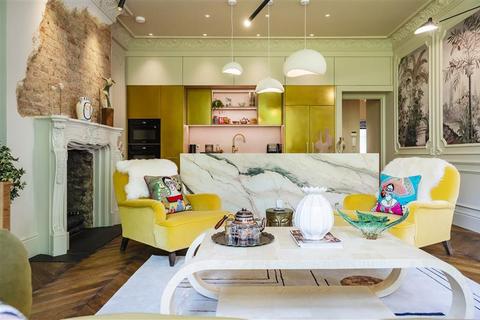 3 bedroom flat to rent, Frognal Gardens, Hampstead, NW3.