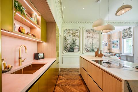 3 bedroom flat to rent, Frognal Gardens, Hampstead, NW3.