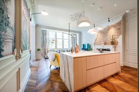 3 bedroom flat to rent, Frognal Gardens, Hampstead, NW3.