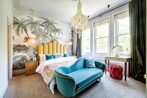 3 bedroom flat to rent, Frognal Gardens, Hampstead, NW3.