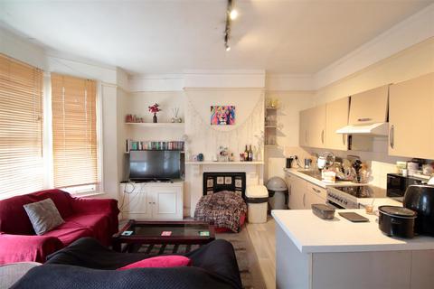 3 bedroom flat to rent, Holmewood Road, Brixton Hill SW2