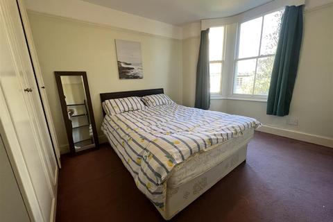3 bedroom flat to rent, Holmewood Road, Brixton Hill SW2