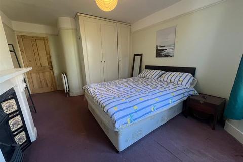 3 bedroom flat to rent, Holmewood Road, Brixton Hill SW2