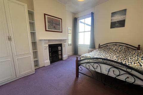 3 bedroom flat to rent, Holmewood Road, Brixton Hill SW2