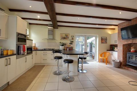 6 bedroom detached house for sale, Lynwood Avenue, Anlaby