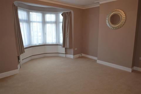 2 bedroom flat to rent, Oak Tree Close, London, IG10
