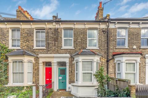 1 bedroom flat to rent, Nutcroft Road, London SE15