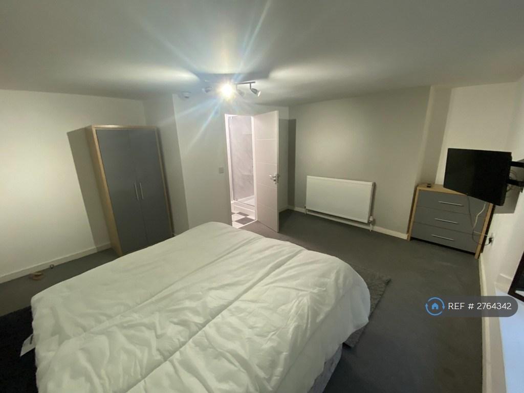 Basement Ensuite Double Room