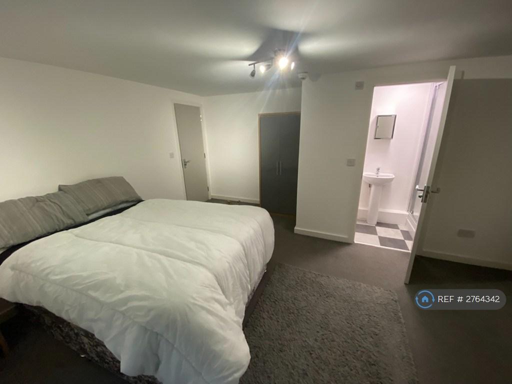 Basement Ensuite Double Room