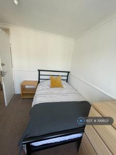 4 bedroom semi-detached house to rent, Roman Way, Farnham, GU9