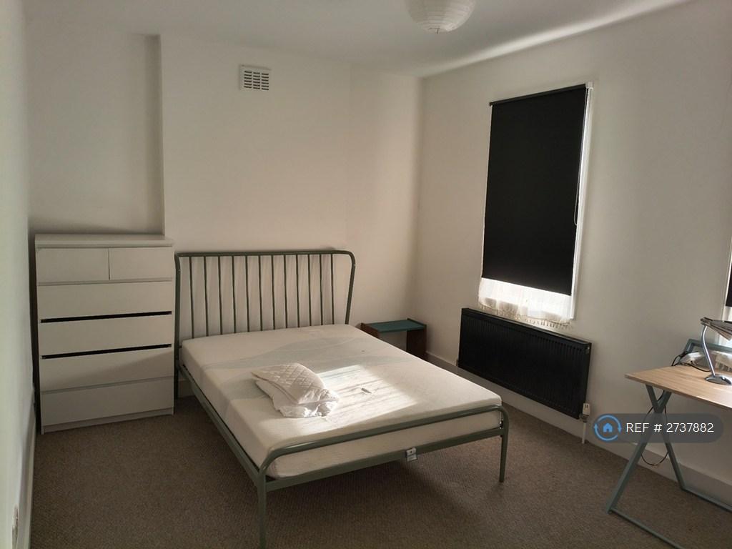 Bedroom 1 £900 Pcm