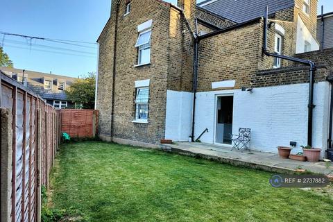 1 bedroom in a house share to rent, Canterbury Grove, London, SE27