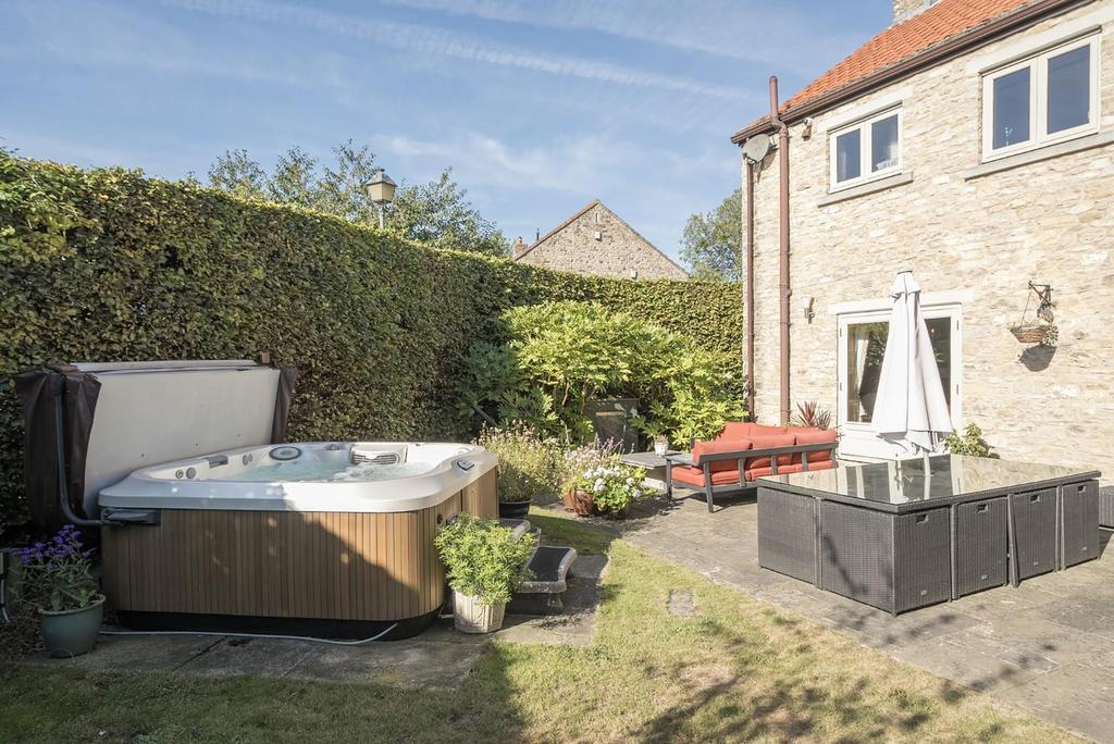 Hot tub and seating.jpg