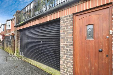 undefined, New Street Horsham RH13