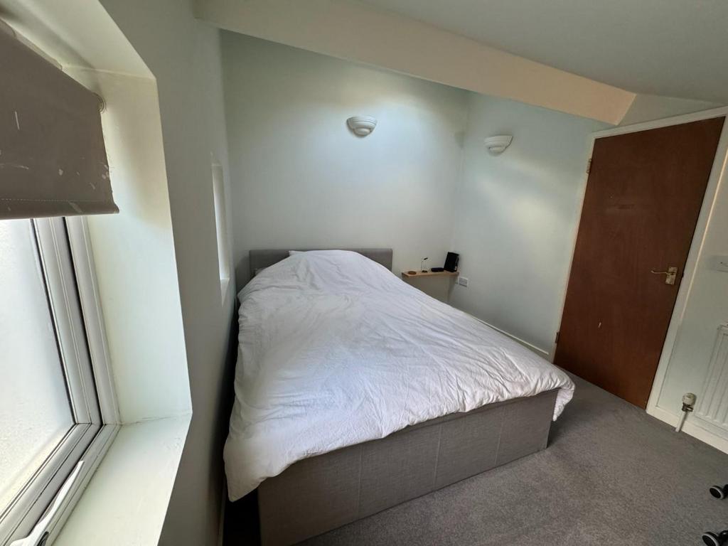 Interior 73 York RD 2025 18.JPG