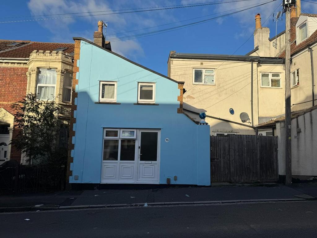 Exterior 73 York RD 2025 1.JPG