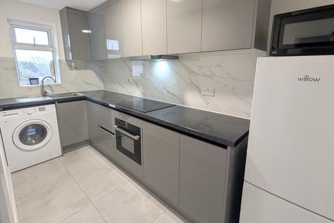 2 bedroom apartment to rent, Hermitage Road, Woking GU21
