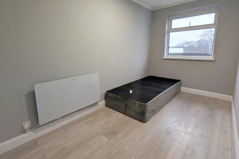 2 bedroom apartment to rent, Hermitage Road, Woking GU21
