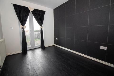 3 bedroom end of terrace house to rent, Cosgrove Court, Benton