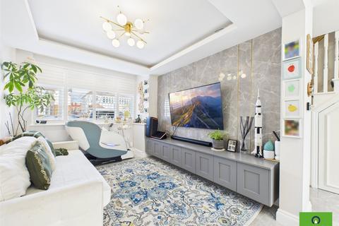 4 bedroom semi-detached house for sale, Sussex Avenue, Havering RM3