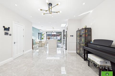 4 bedroom semi-detached house for sale, Sussex Avenue, Havering RM3