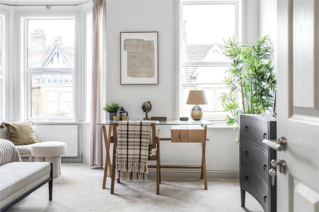Bedroom/Desk