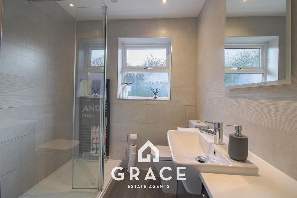 En-Suite (Bedroom 1)