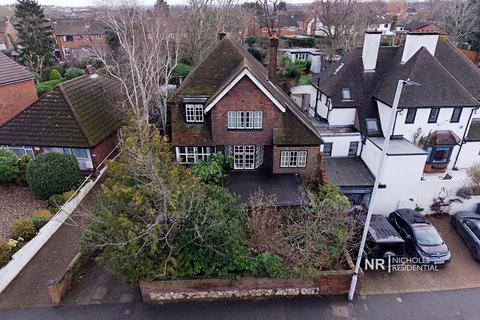 4 bedroom detached house for sale, Hook Road, Chessington, Surrey. KT9
