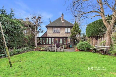 4 bedroom detached house for sale, Hook Road, Chessington, Surrey. KT9