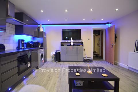 3 bedroom apartment to rent, Cliff Road, Woodhouse LS6