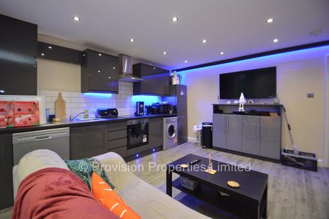3 bedroom apartment to rent, Cliff Road, Woodhouse LS6