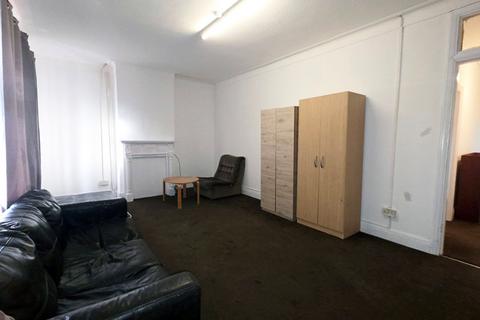 3 bedroom flat to rent, Fencepiece Road, Ilford, IG6