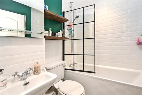 2 bedroom flat for sale, Silverdale Road, Eastbourne