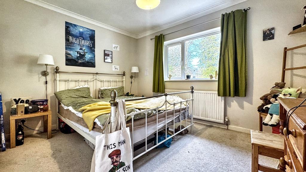 Bright, neatly presented double bedroom with a ...