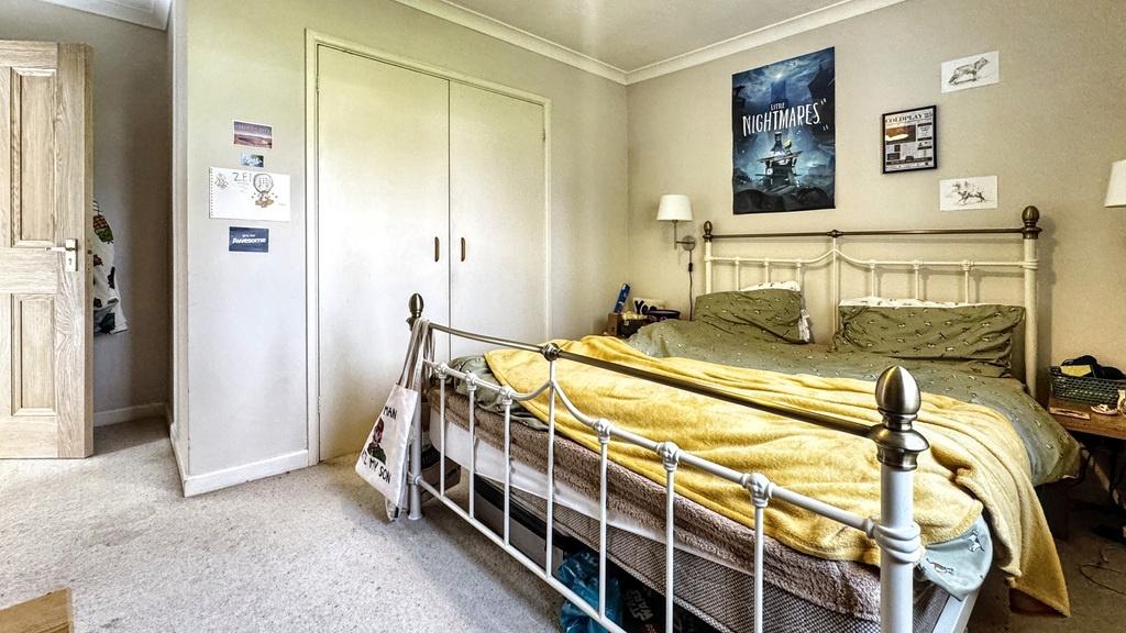 Bright, well-presented double bedroom with a me...