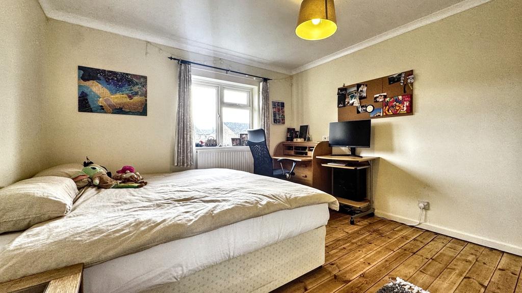 Well-presented double bedroom with a comfortabl...