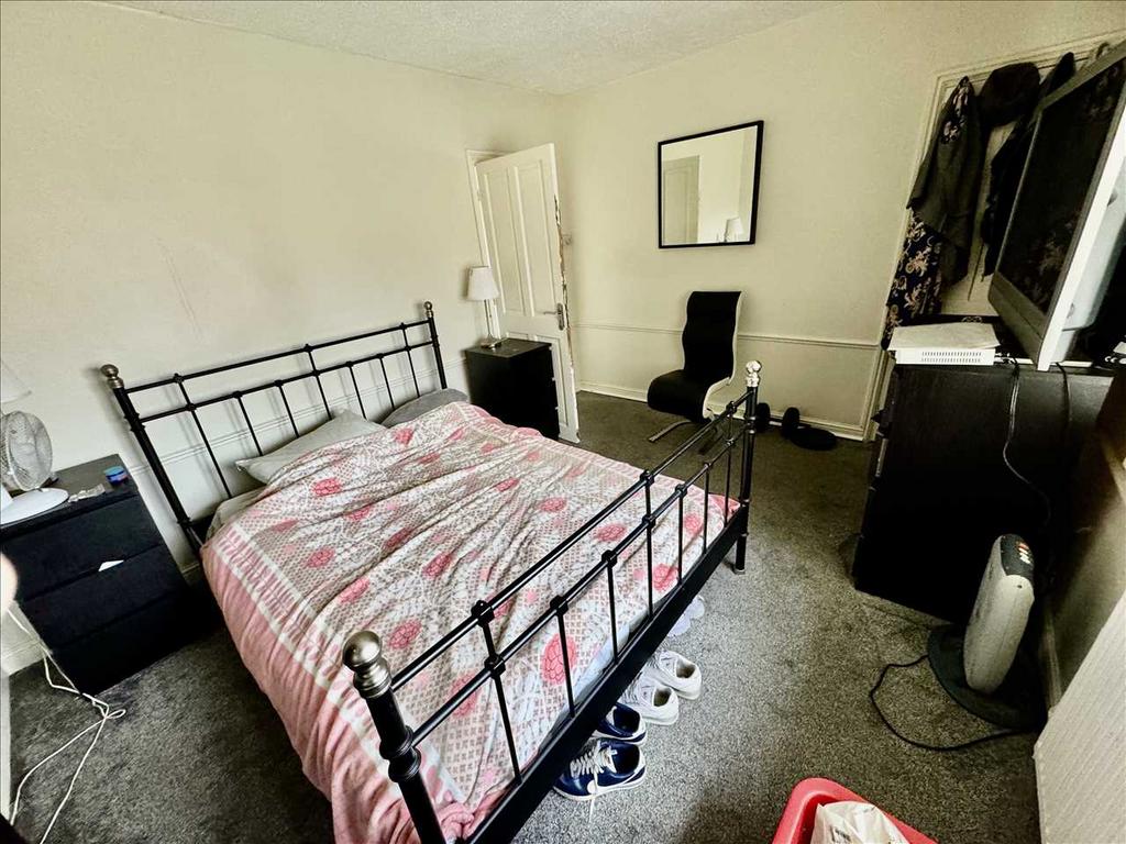 BEDROOM 1    (Front)