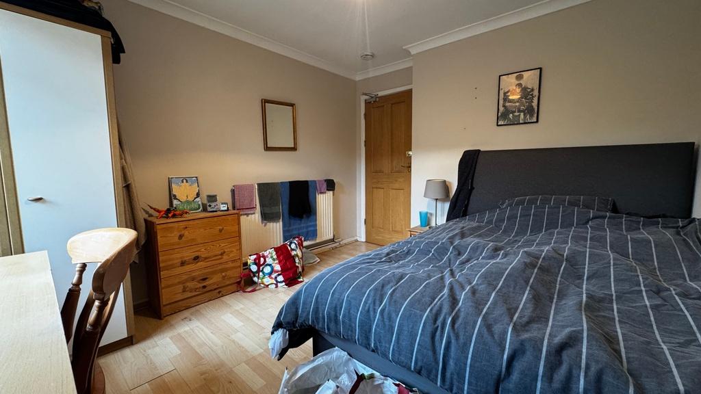 Well-presented double bedroom with a comfortabl...