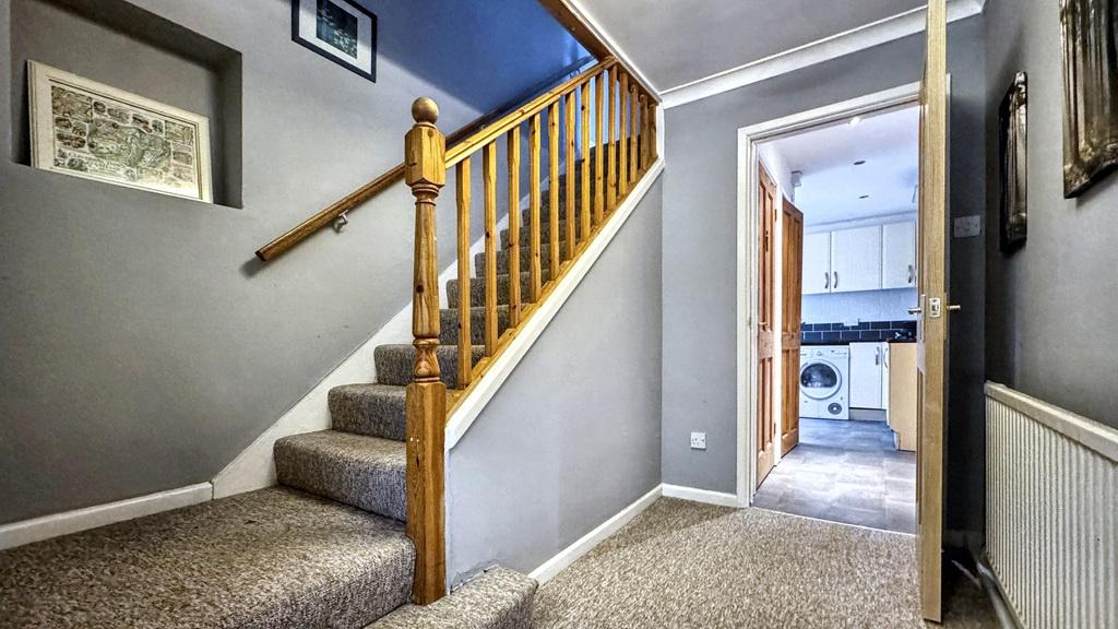 Bright, well-kept entrance hallway with carpete...