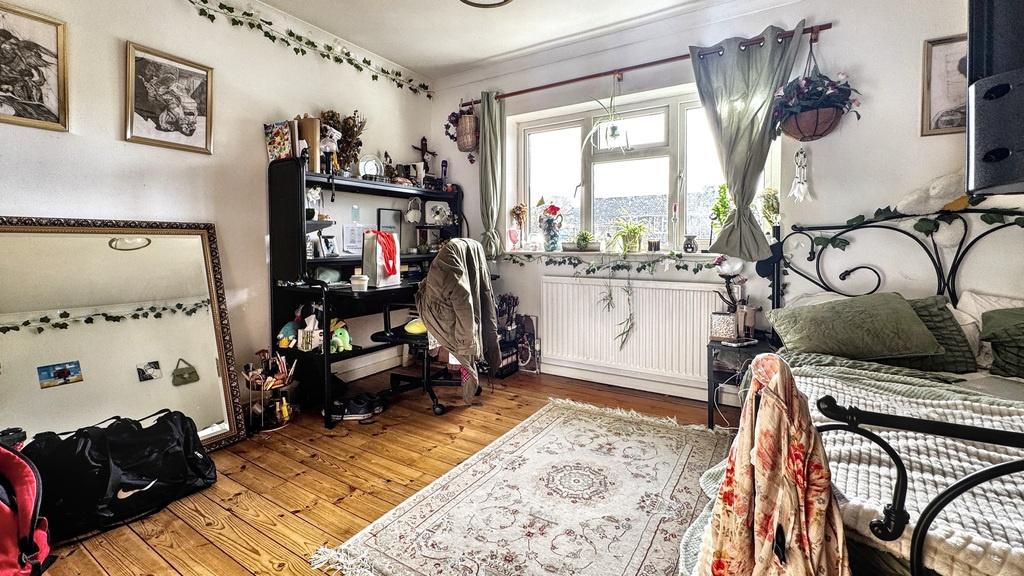 Bright, characterful double bedroom with wooden...