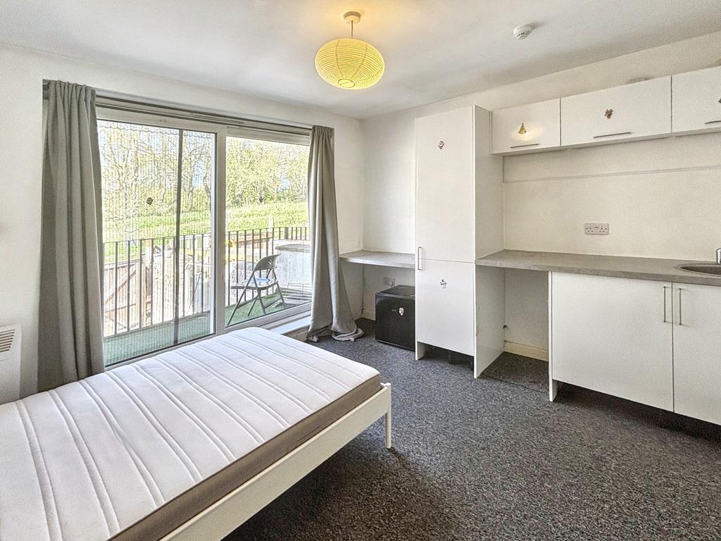 Bright, well-presented double bedroom with a la...