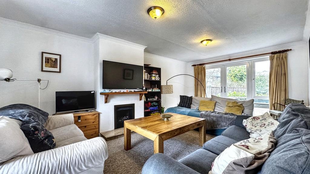 Bright, well-presented living room with comfort...