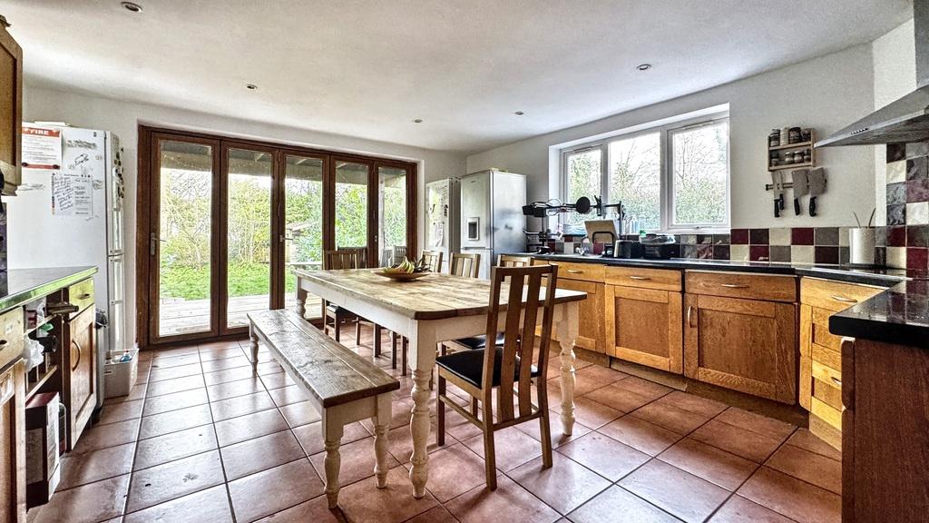 Spacious, bright kitchen with a large central d...