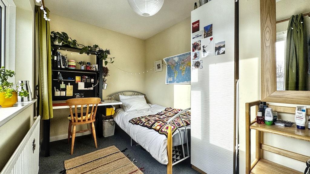 Bright, tidy single bedroom with a comfortable ...